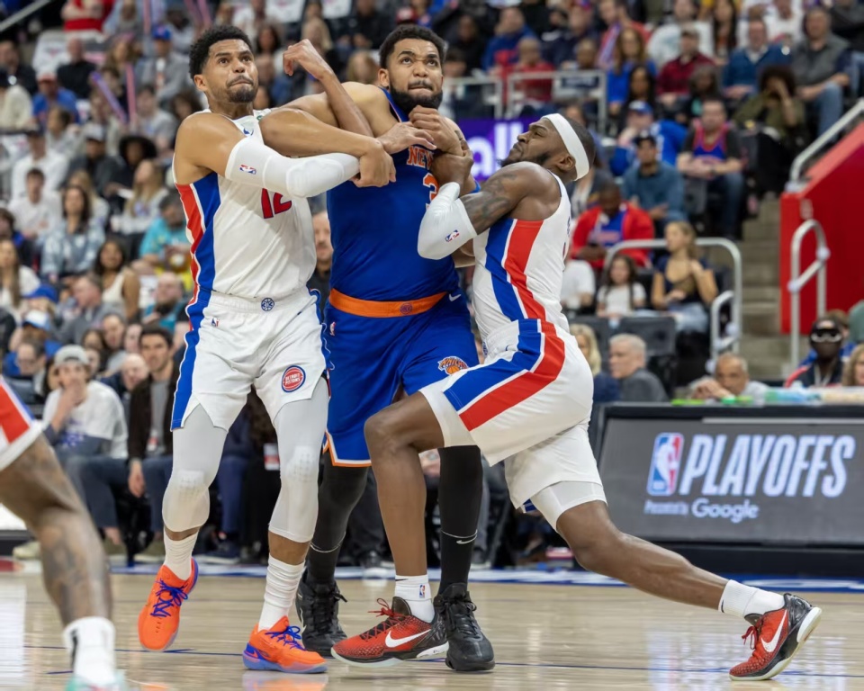 帅白龙罗超连KO四将，勇夺全国自由搏击75公斤级冠军！（帅白龙罗超连KO四将，问鼎全国自由搏击75公斤级冠军）